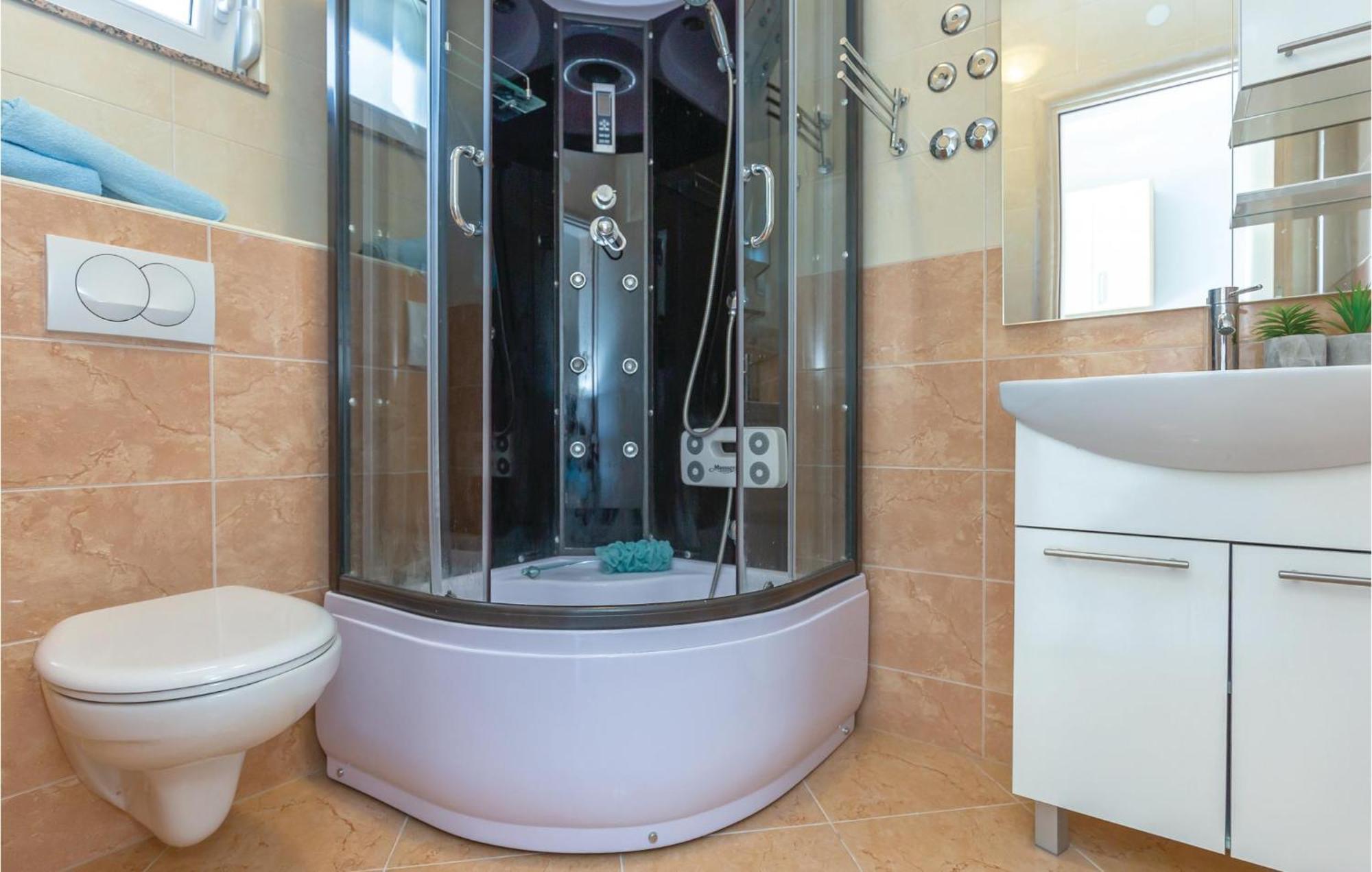 Beautiful Apartment In Krvavica With Kitchen Zewnętrze zdjęcie
