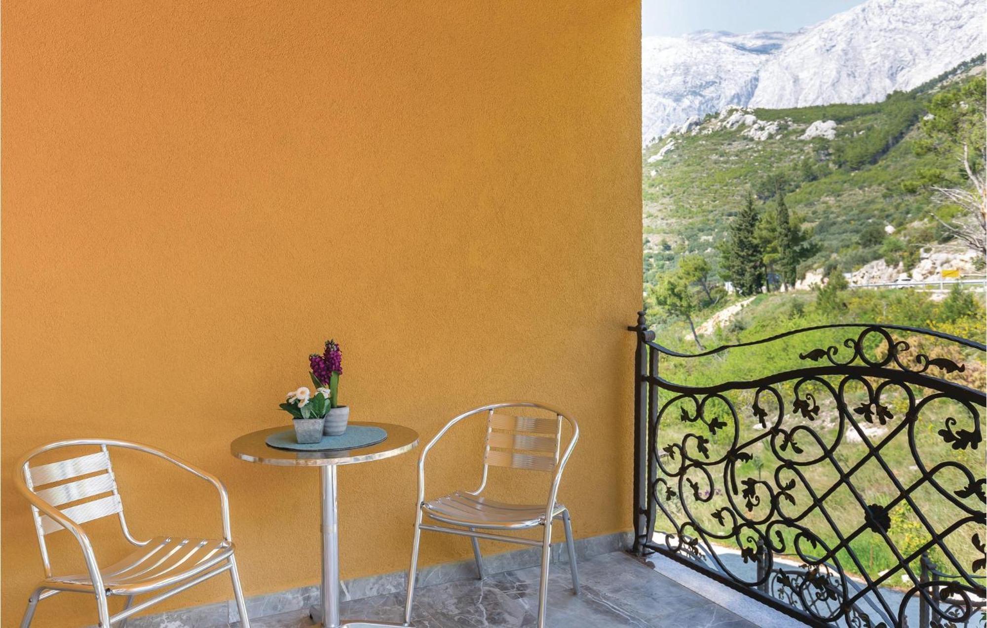 Beautiful Apartment In Krvavica With Kitchen Zewnętrze zdjęcie